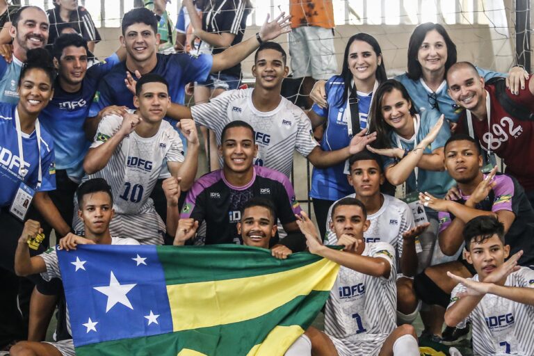Pedro Oliveira faz quatro, pede música e classifica Sergipe no futsal masculino