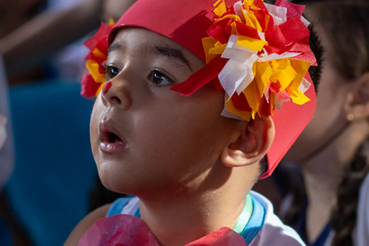 Criança da Educação Infantil em atividade